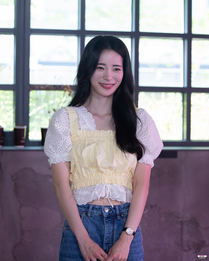 Cách bạn gái U35 của Lee Do Hyun ''hack tuổi'': Tích cực diện quần jeans và áo sáng màu - Ảnh 8.