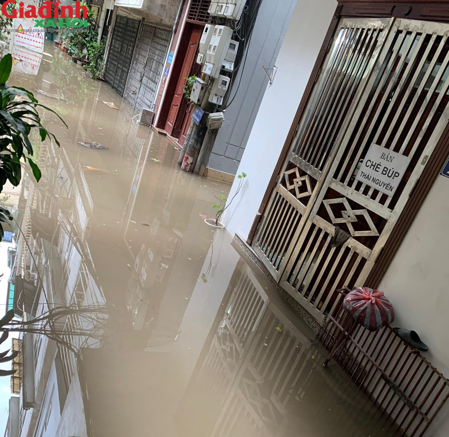 Hà Nội: Người dân ở phường Bồ Đề khốn khổ vì mỗi lần mưa là bị 'cô lập' - Ảnh 2.