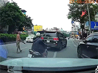 Tạm giữ hình sự đối tượng phi dao vào ô tô người đi đường trên phố Hà Nội - Ảnh 2.