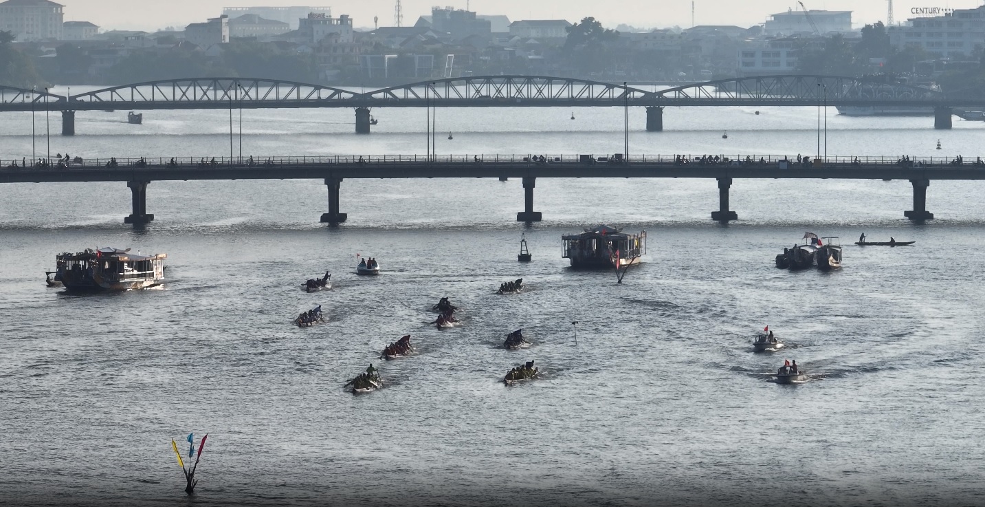 Video: Mãn nhãn lễ hội đua ghe truyền thống mừng Quốc khánh 2/9 trên sông Hương - Ảnh 8.