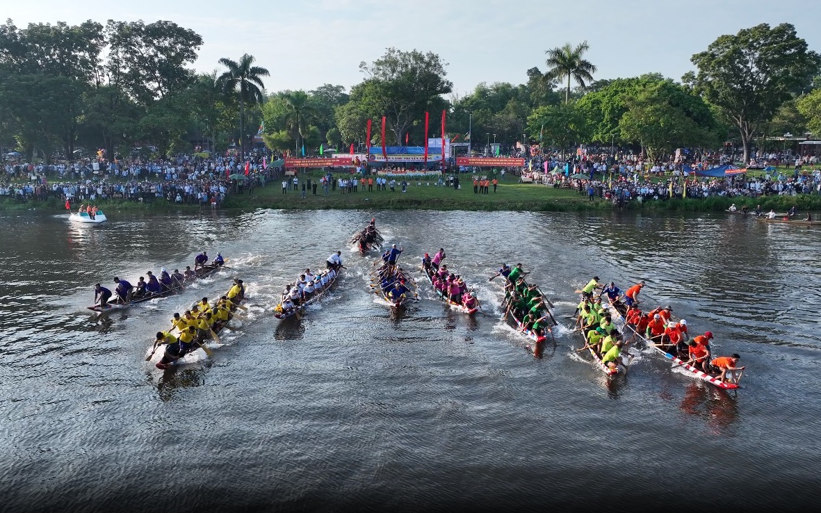 Video: Mãn nhãn lễ hội đua ghe truyền thống mừng Quốc khánh 2/9 trên sông Hương