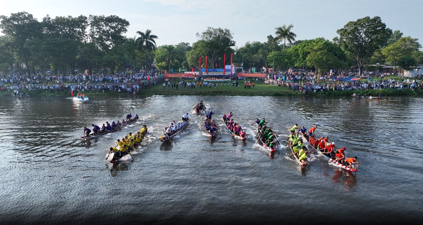 Video: Mãn nhãn lễ hội đua ghe truyền thống mừng Quốc khánh 2/9 trên sông Hương - Ảnh 5.