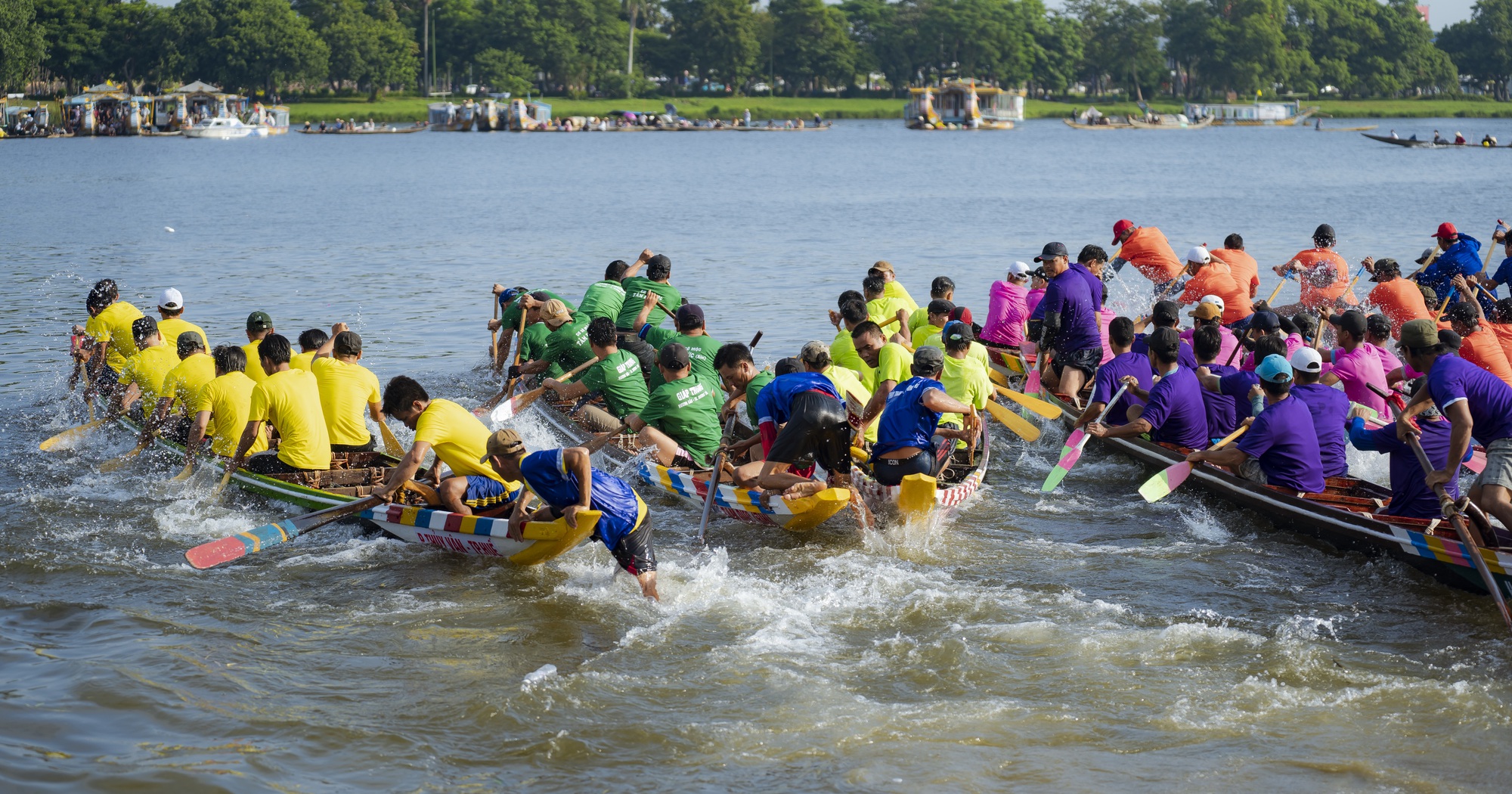Video: Mãn nhãn lễ hội đua ghe truyền thống mừng Quốc khánh 2/9 trên sông Hương - Ảnh 3.