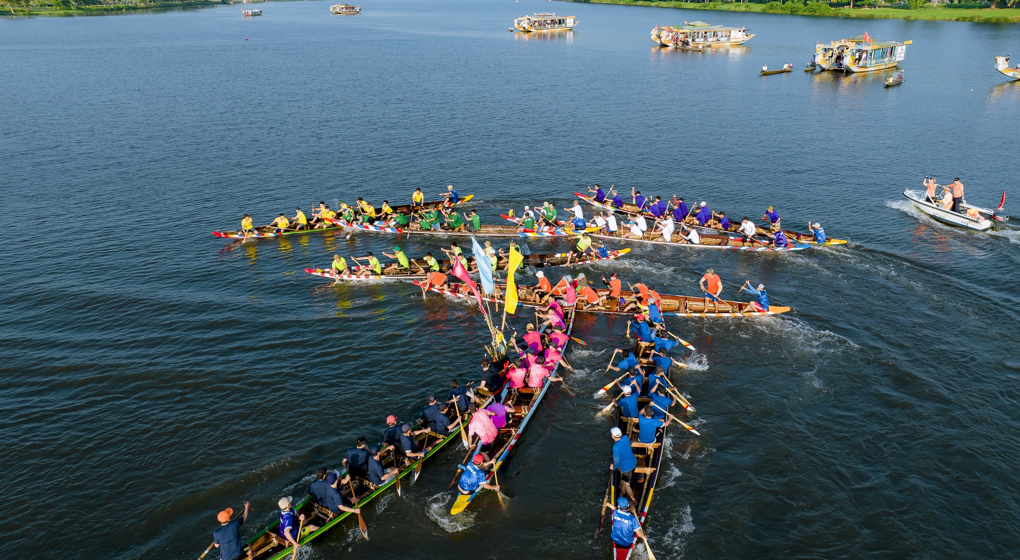 Video: Mãn nhãn lễ hội đua ghe truyền thống mừng Quốc khánh 2/9 trên sông Hương - Ảnh 6.