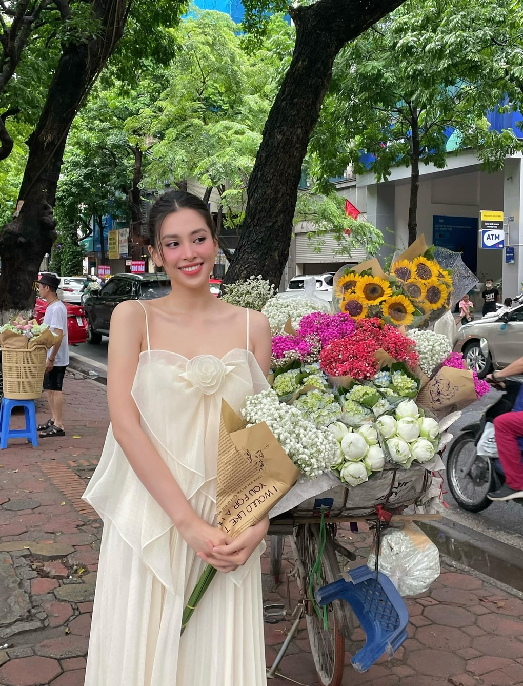 Thùy Tiên, Tiểu Vy 'bắt trend' chụp ảnh mùa thu Hà Nội, nhan sắc đời thường khiến fan ngỡ ngàng - Ảnh 2.