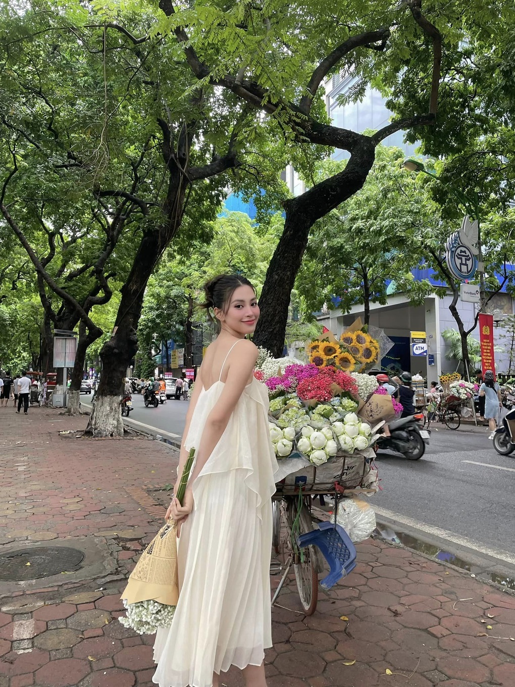 Thùy Tiên, Tiểu Vy 'bắt trend' chụp ảnh mùa thu Hà Nội, nhan sắc đời thường khiến fan ngỡ ngàng - Ảnh 3.