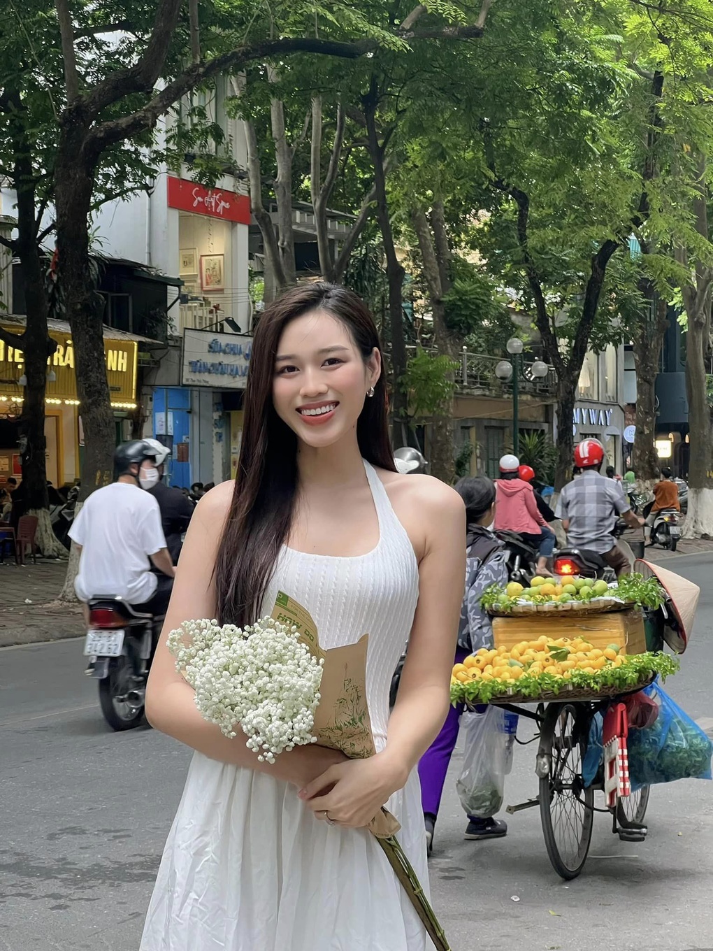 Thùy Tiên, Tiểu Vy 'bắt trend' chụp ảnh mùa thu Hà Nội, nhan sắc đời thường khiến fan ngỡ ngàng - Ảnh 6.