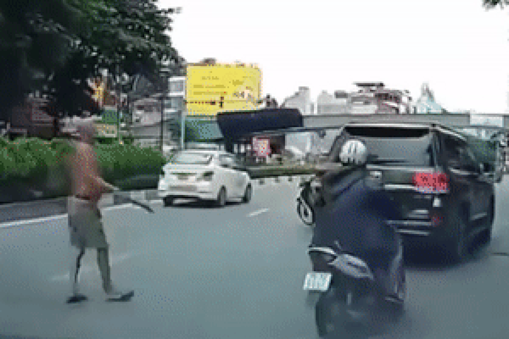 Người đàn ông cởi trần chặn đường, phi dao vào xế hộp Land Cruiser là ai? - Ảnh 1. Người đàn ông cởi trần chặn đường, phi dao vào xế hộp Land Cruiser là ai? - Ảnh 1.