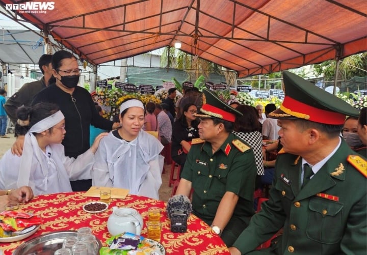 Vợ trung tá hy sinh cứu dân: Hôm nay sinh nhật anh, em và con đã đặt bánh kem - Ảnh 2. Vợ trung tá hy sinh cứu dân: Hôm nay sinh nhật anh, em và con đã đặt bánh kem - Ảnh 2.