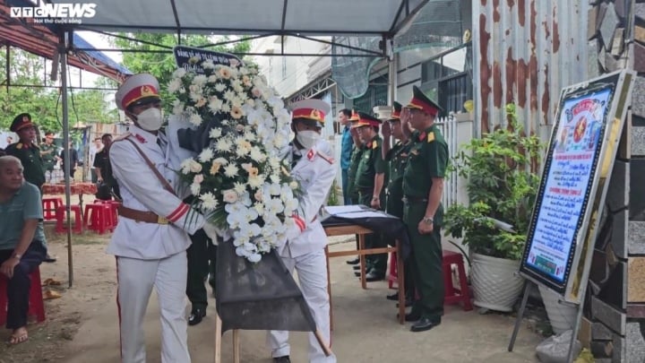 Vợ trung tá hy sinh cứu dân: Hôm nay sinh nhật anh, em và con đã đặt bánh kem - Ảnh 1. Vợ trung tá hy sinh cứu dân: Hôm nay sinh nhật anh, em và con đã đặt bánh kem - Ảnh 1.