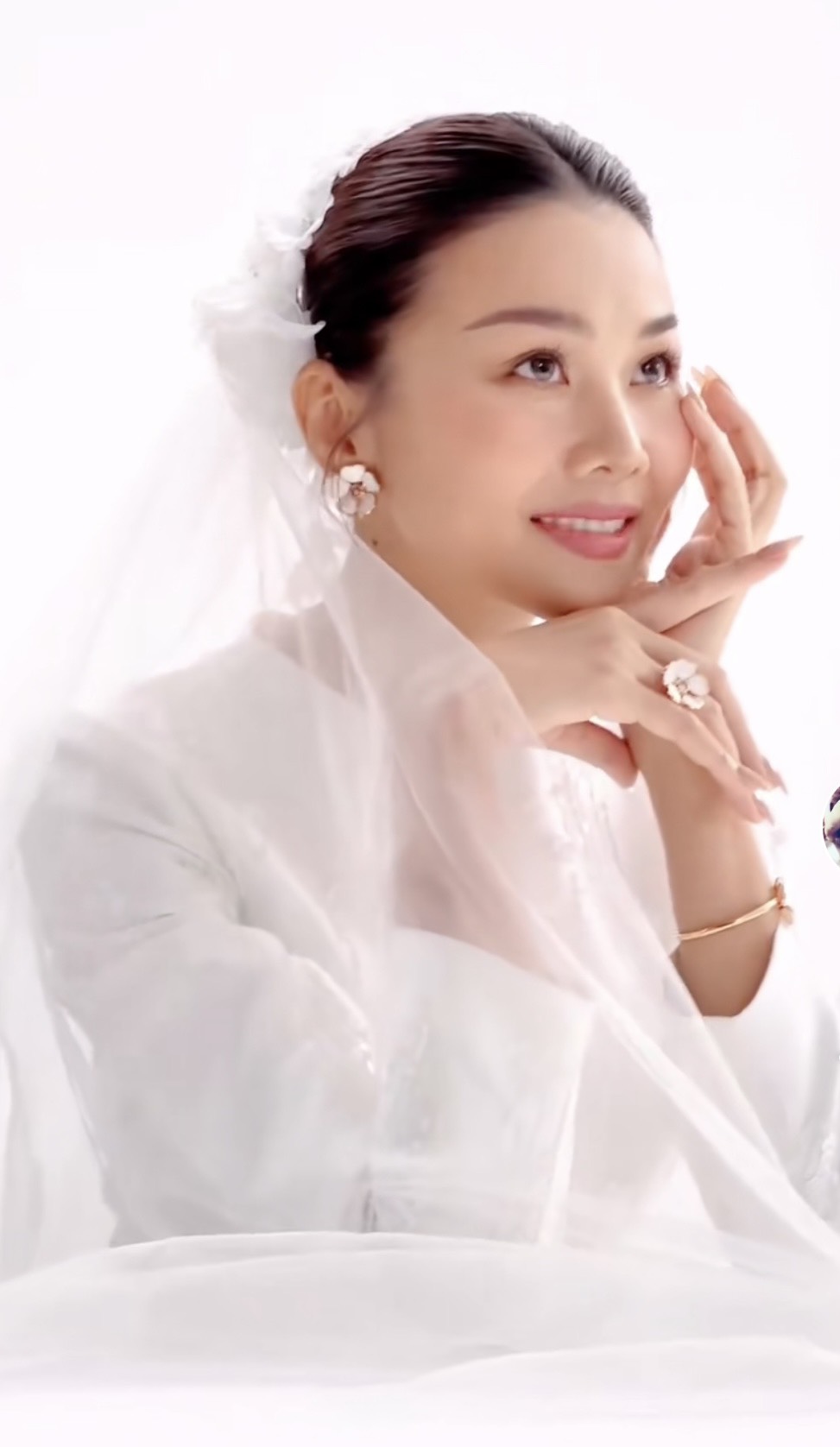 Ẩn ý kết hôn, Thanh Hằng diện váy cưới khiến fan xôn xao - Ảnh 2.