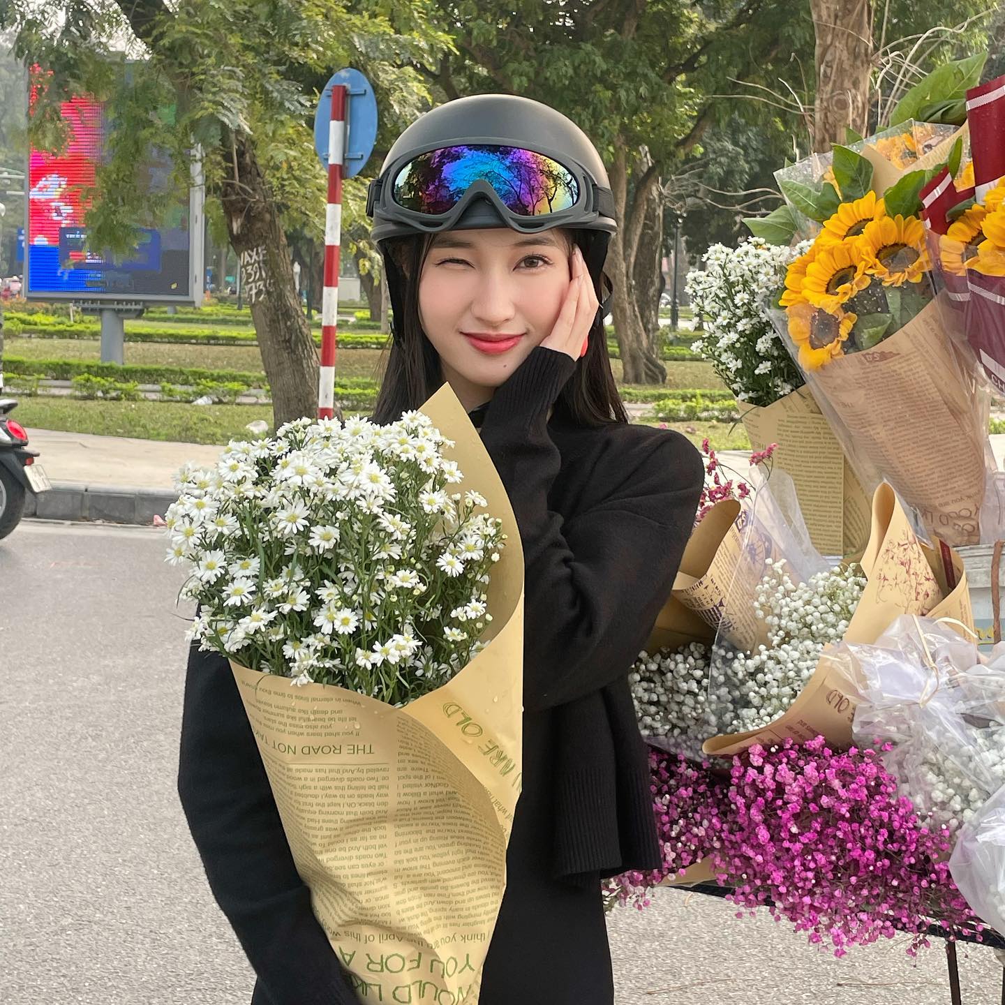 Thùy Tiên, Tiểu Vy 'bắt trend' chụp ảnh mùa thu Hà Nội, nhan sắc đời thường khiến fan ngỡ ngàng - Ảnh 9.