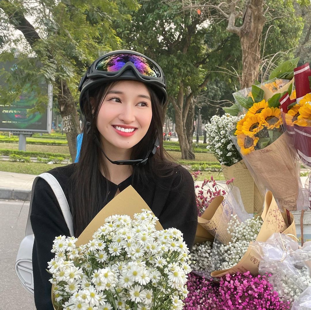 Thùy Tiên, Tiểu Vy 'bắt trend' chụp ảnh mùa thu Hà Nội, nhan sắc đời thường khiến fan ngỡ ngàng - Ảnh 8.