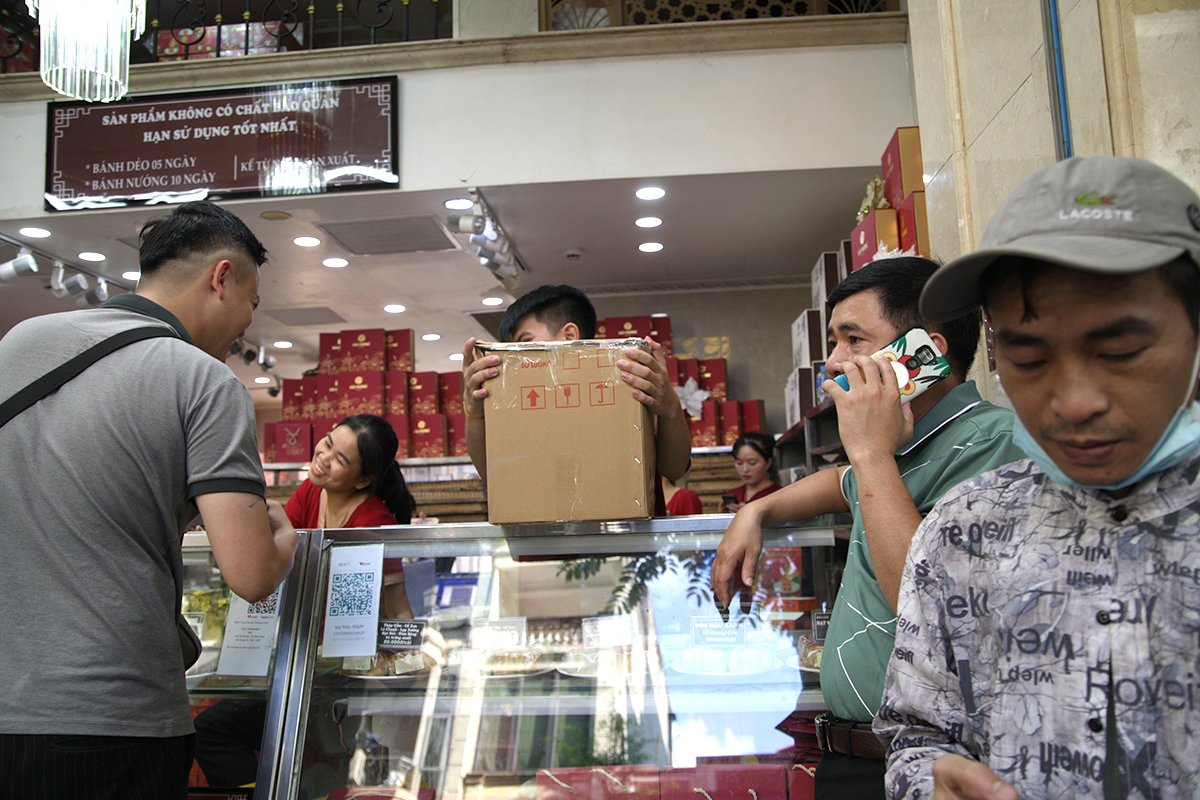 Bất ngờ khi không còn cảnh người dân xếp hàng mua bánh Trung thu Bảo Phương - Ảnh 8.