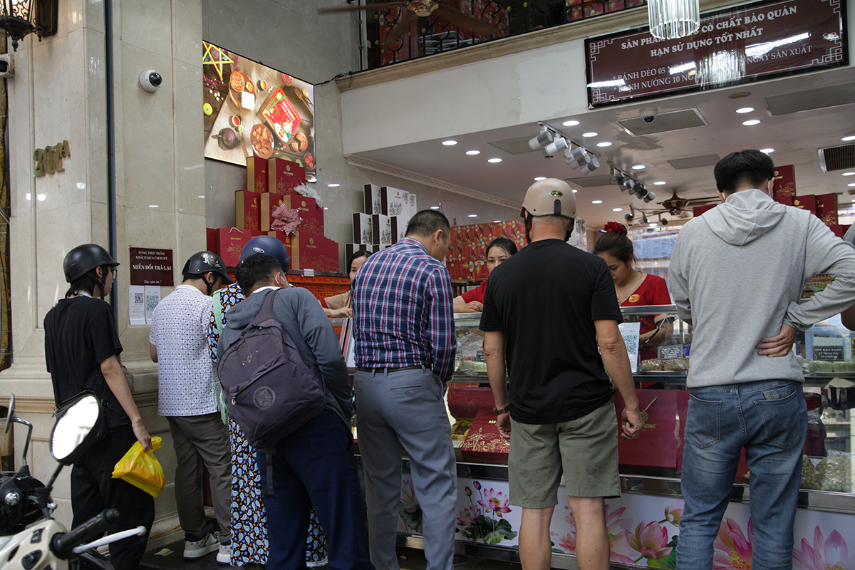 Bất ngờ khi không còn cảnh người dân xếp hàng mua bánh Trung thu Bảo Phương - Ảnh 1.