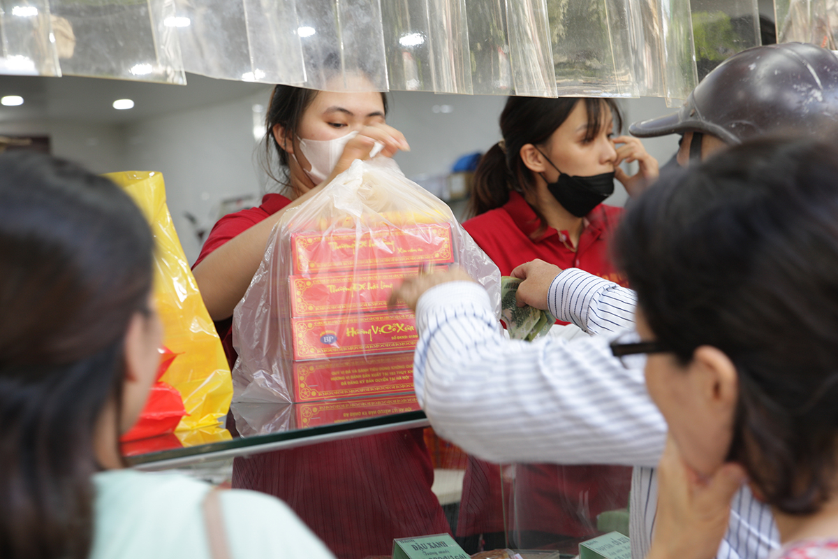 Bất ngờ khi không còn cảnh người dân xếp hàng mua bánh Trung thu Bảo Phương - Ảnh 5.