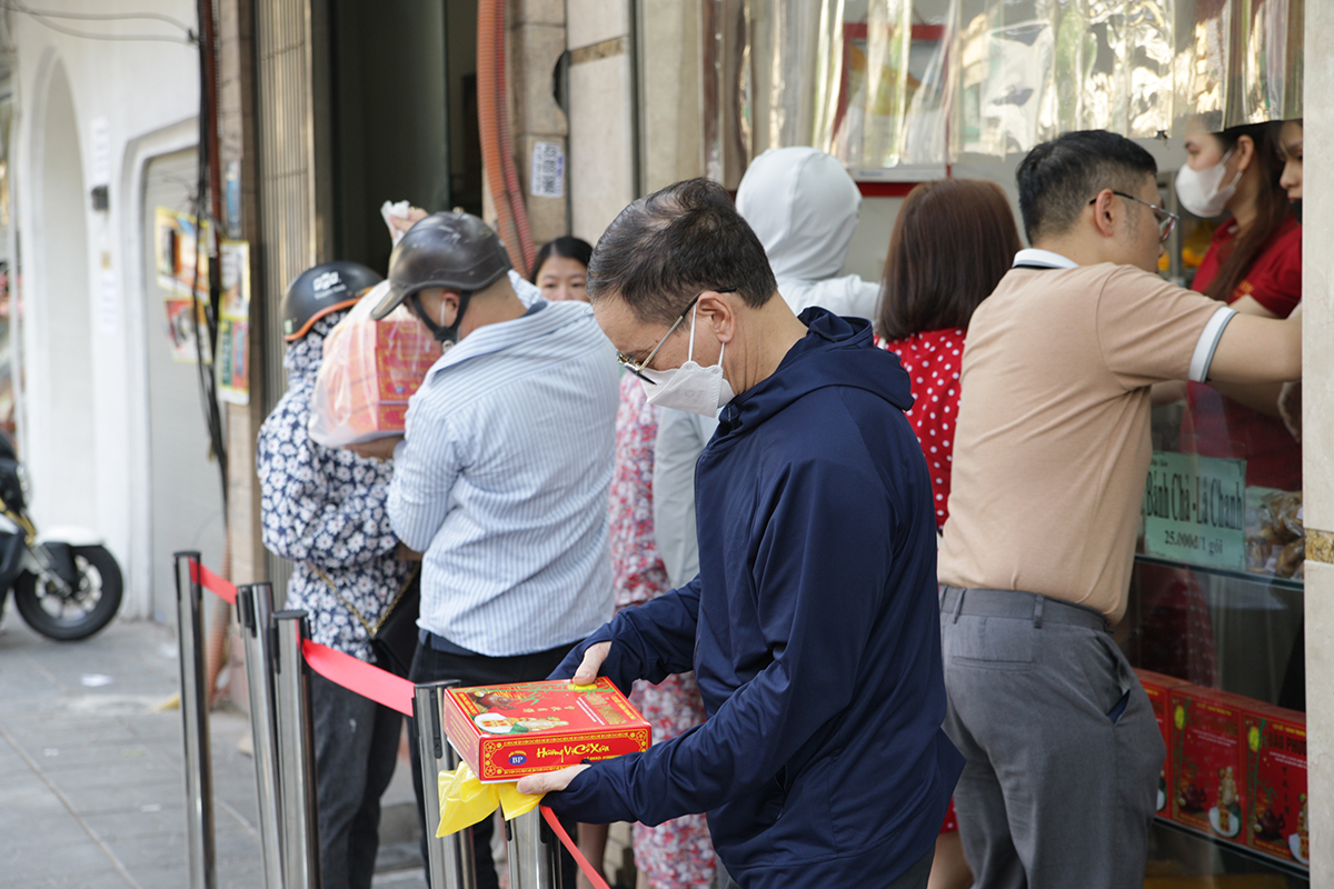 Bất ngờ khi không còn cảnh người dân xếp hàng mua bánh Trung thu Bảo Phương - Ảnh 2.