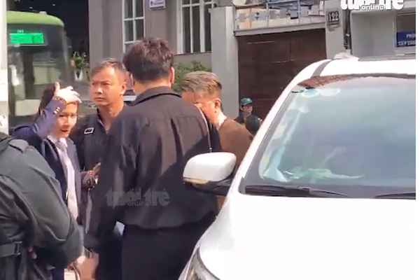 Sở hữu siêu xe 40 tỷ, vì sao Đàm Vĩnh Hưng chọn xe bình dân đến toà xét xử bị cáo Nguyễn Phương Hằng - Ảnh 2.