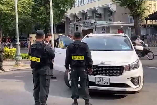 Sở hữu siêu xe 40 tỷ, vì sao Đàm Vĩnh Hưng chọn xe bình dân đến toà xét xử bị cáo Nguyễn Phương Hằng - Ảnh 3.
