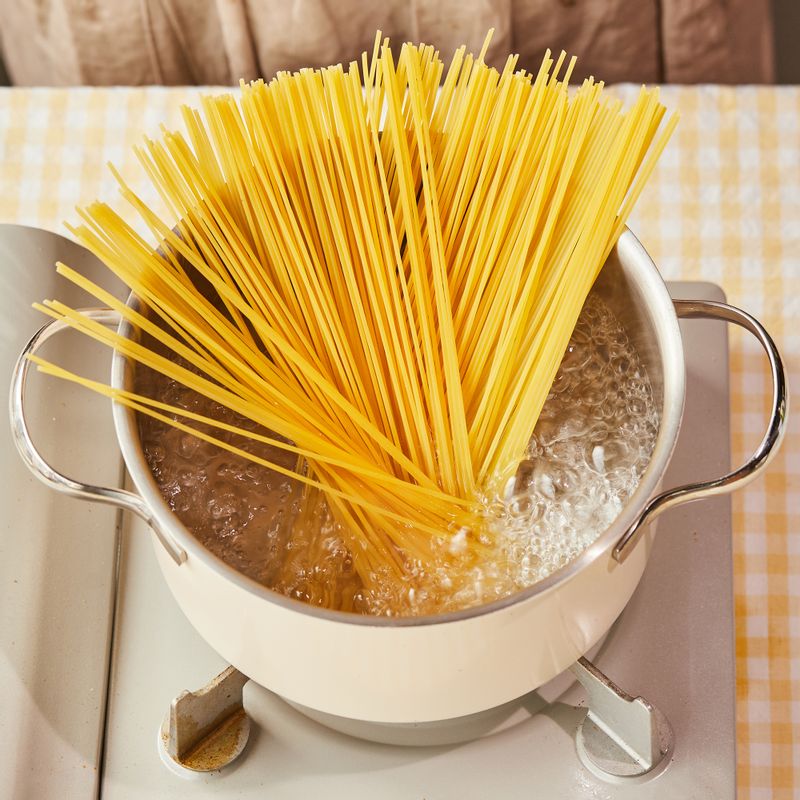 Làm theo công thức này, món mì spaghetti sẽ thơm ngon bất ngờ - Ảnh 8.