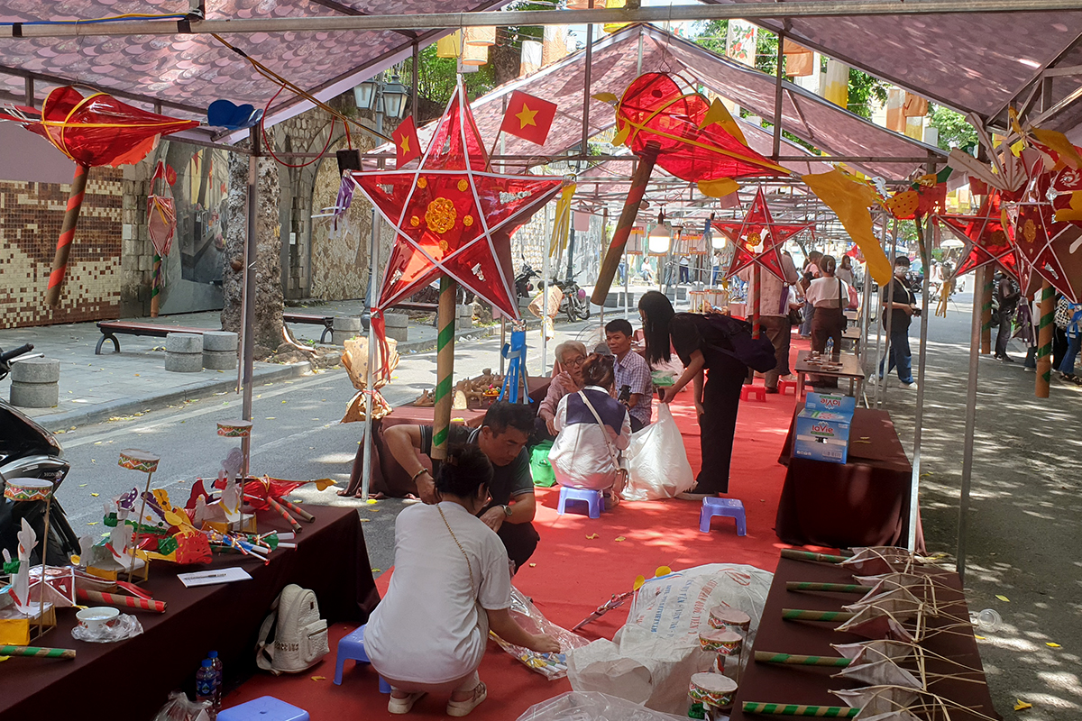 Đưa trẻ đến phố Phùng Hưng ngay tối nay để trải nghiệm những đồ chơi truyền thống vô cùng đặc sắc - Ảnh 1.