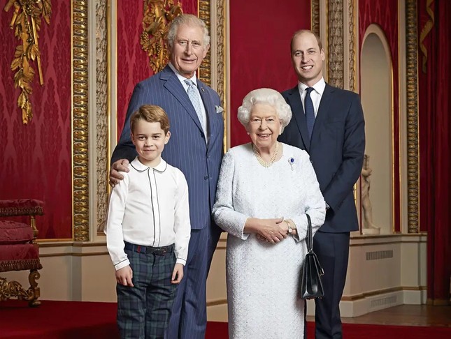 Bức ảnh khiến Harry và Meghan từ bỏ Hoàng gia Anh - Ảnh 1.
