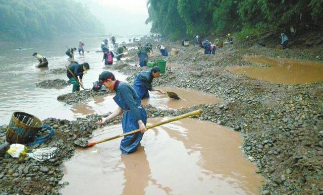 Ngôi làng kỳ lạ ở Trung Quốc: Người dân chuyên làm giàu từ nghề nhặt đá, du khách đến chơi &quot;chọn kỳ thạch&quot; để thử vận phát tài - Ảnh 4.