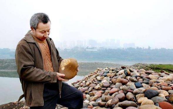 Ngôi làng kỳ lạ ở Trung Quốc: Người dân chuyên làm giàu từ nghề nhặt đá, du khách đến chơi &quot;chọn kỳ thạch&quot; để thử vận phát tài - Ảnh 3.