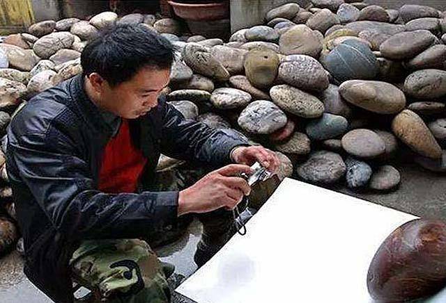 Ngôi làng kỳ lạ ở Trung Quốc: Người dân chuyên làm giàu từ nghề nhặt đá, du khách đến chơi &quot;chọn kỳ thạch&quot; để thử vận phát tài - Ảnh 9.