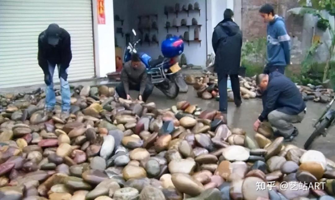 Ngôi làng kỳ lạ ở Trung Quốc: Người dân chuyên làm giàu từ nghề nhặt đá, du khách đến chơi &quot;chọn kỳ thạch&quot; để thử vận phát tài - Ảnh 6.