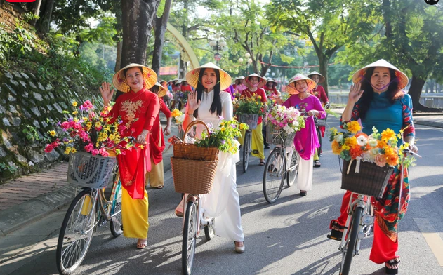 Gần 200 phụ nữ tham gia chương trình áo dài đường phố hưởng ứng Lễ hội Thành Tuyên 2023 - Ảnh 14.