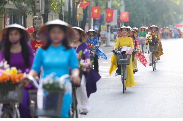 Gần 200 phụ nữ tham gia chương trình áo dài đường phố hưởng ứng Lễ hội Thành Tuyên 2023 - Ảnh 13.