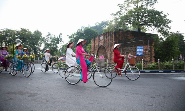 Gần 200 phụ nữ tham gia chương trình áo dài đường phố hưởng ứng Lễ hội Thành Tuyên 2023 - Ảnh 7.
