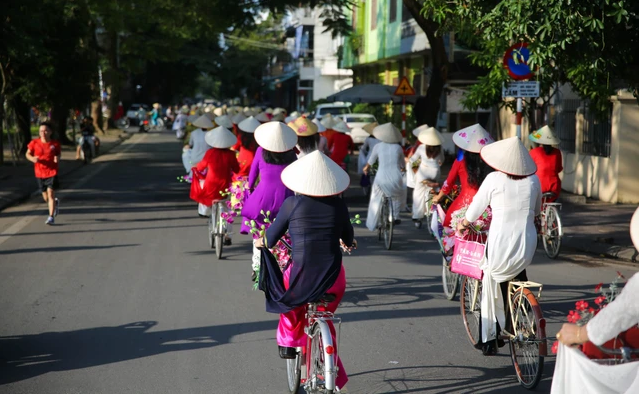 Gần 200 phụ nữ tham gia chương trình áo dài đường phố hưởng ứng Lễ hội Thành Tuyên 2023 - Ảnh 10.