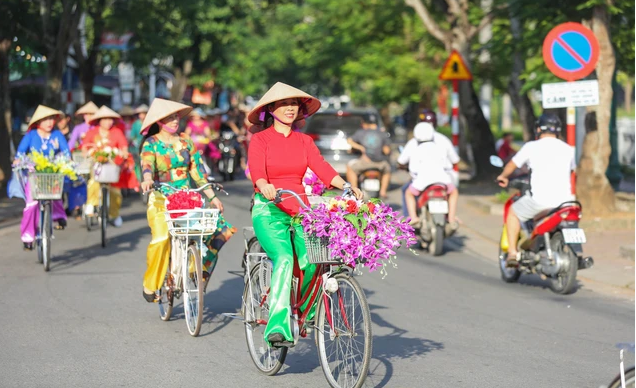 Gần 200 phụ nữ tham gia chương trình áo dài đường phố hưởng ứng Lễ hội Thành Tuyên 2023 - Ảnh 4.