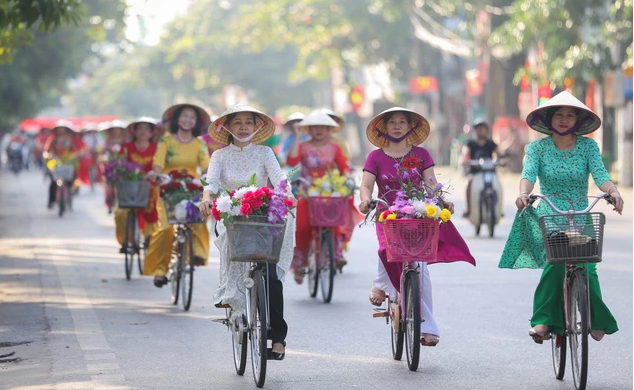 Gần 200 phụ nữ tham gia chương trình áo dài đường phố hưởng ứng Lễ hội Thành Tuyên 2023 - Ảnh 3.