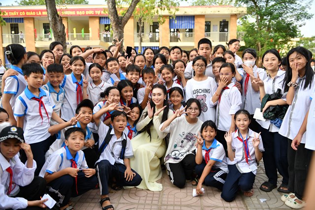 Hoa hậu Ban Mai tặng quà Trung thu ý nghĩa cho học sinh hoàn cảnh khó khăn - Ảnh 5.
