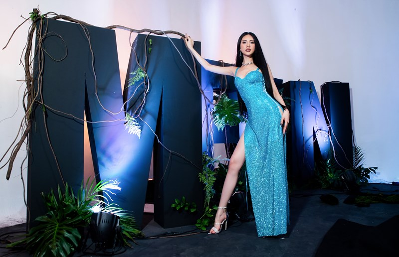 Siêu mẫu Quốc tế Bùi Quỳnh Hoa cá tính với váy xanh khi làm mentor cuộc thi nhan sắc lớn
