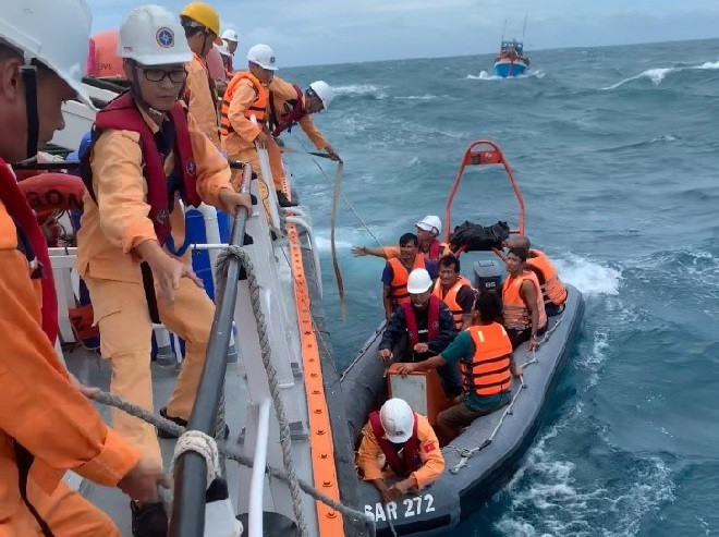 Tàu cá chìm, 10 ngư dân gặp nạn trên vùng biển Côn Đảo - Ảnh 1.