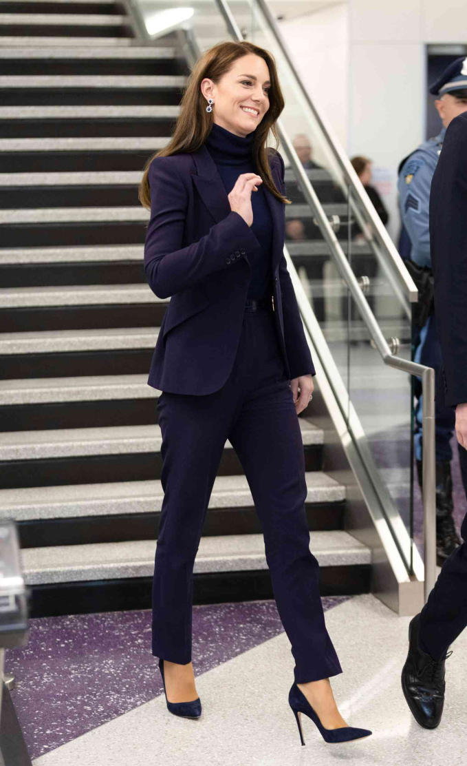 Vương phi Kate có phong cách diện bộ suit đẹp xuất sắc, ngắm là muốn học tập - Ảnh 7.