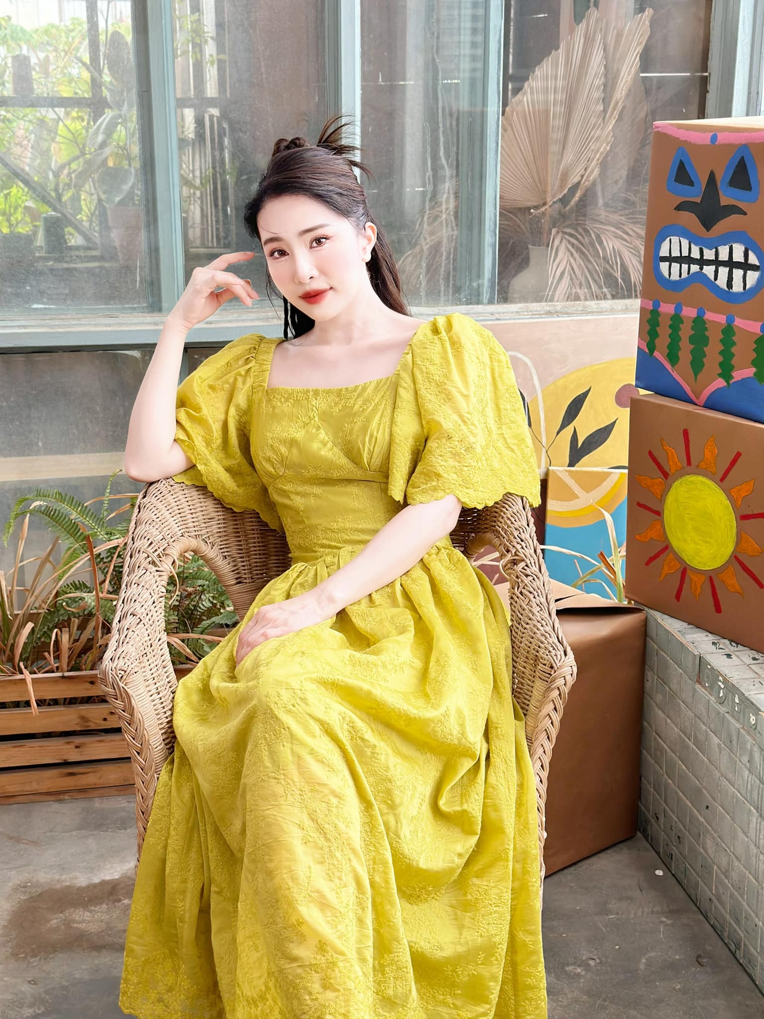 Soi loạt váy áo 'bánh bèo' của Quỳnh Nga trước show 'Chị đẹp đạp gió rẽ sóng'  - Ảnh 7.