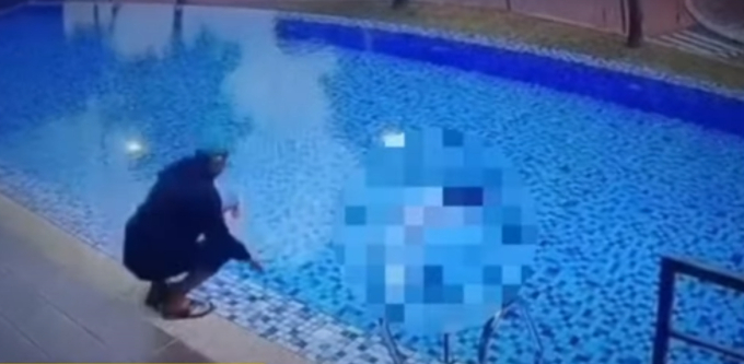 Bé gái 4 tuổi đuối nước thương tâm dưới hồ bơi, camera ghi lại thái độ của anh trai khiến cư dân mạng phẫn nộ - Ảnh 2.