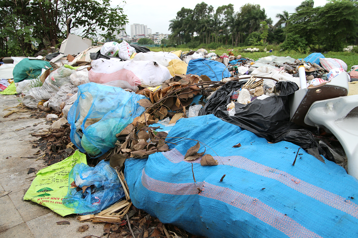 Hãi hùng với hình ảnh rác ngập ngụa trên tuyến đường 1000 tỷ của Thủ đô - Ảnh 3.