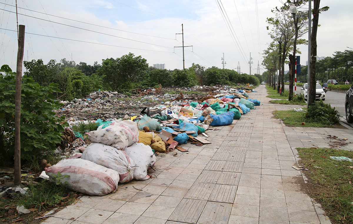 Hãi hùng với hình ảnh rác ngập ngụa trên tuyến đường 1000 tỷ của Thủ đô - Ảnh 9.