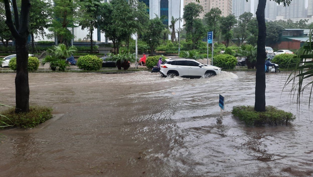 Hà Nội: Người dân 'rẽ nước' đội mưa đi làm, nhiều tuyến đường tắc cứng cả cây số - Ảnh 4.