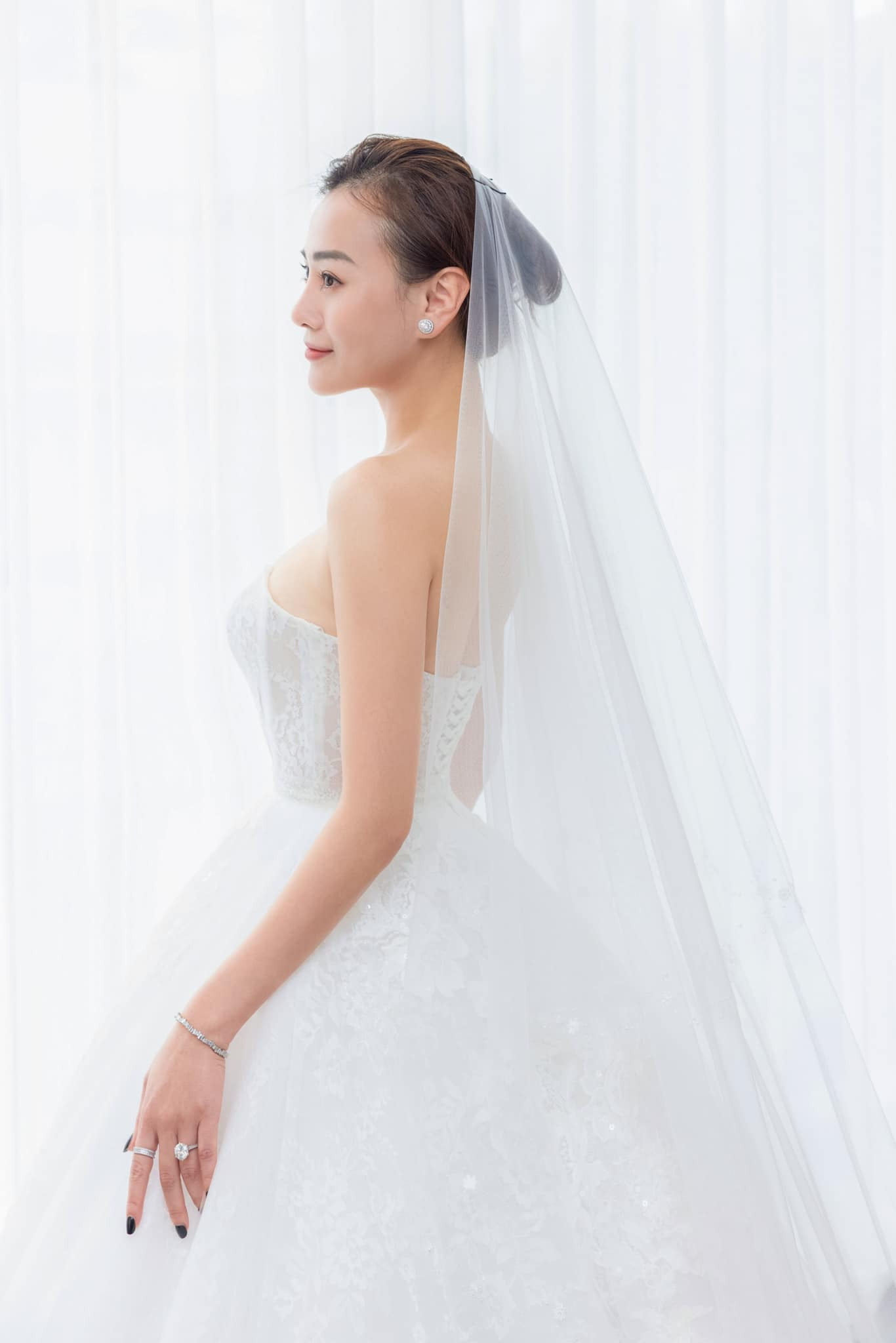 Nhã Phương, Minh Hằng đẹp hơn cô dâu khi chọn đồ đi dự đám cưới anh, chị em  ruột