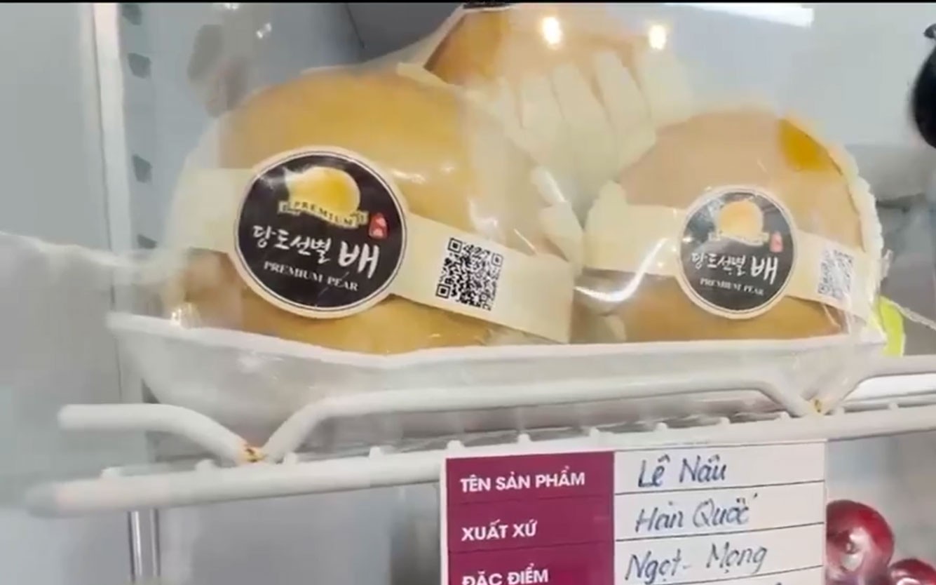 Hà Nội: Hàng trăm quả lê nâu, lê sữa Trung Quốc được "phù phép" thành lê Hàn Quốc chính hãng, giá bán trên trời