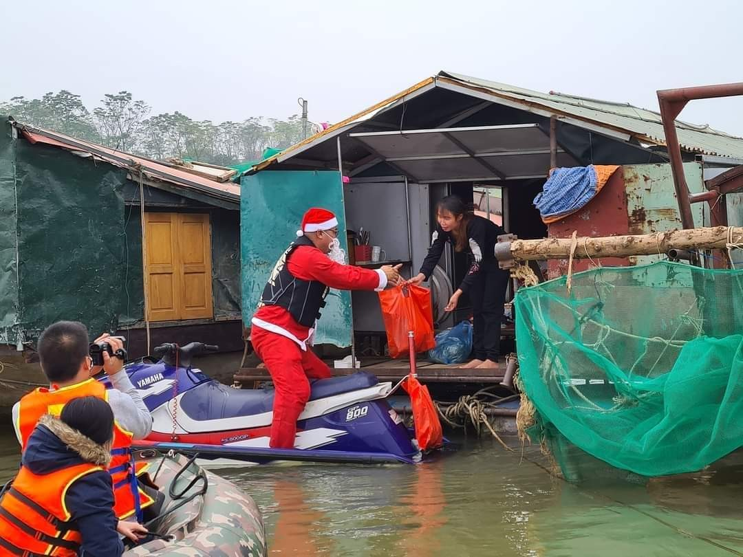 Người đàn ông làm điều lạ mắt trên tuyến đường Hà Nội ngập nước - Ảnh 4.