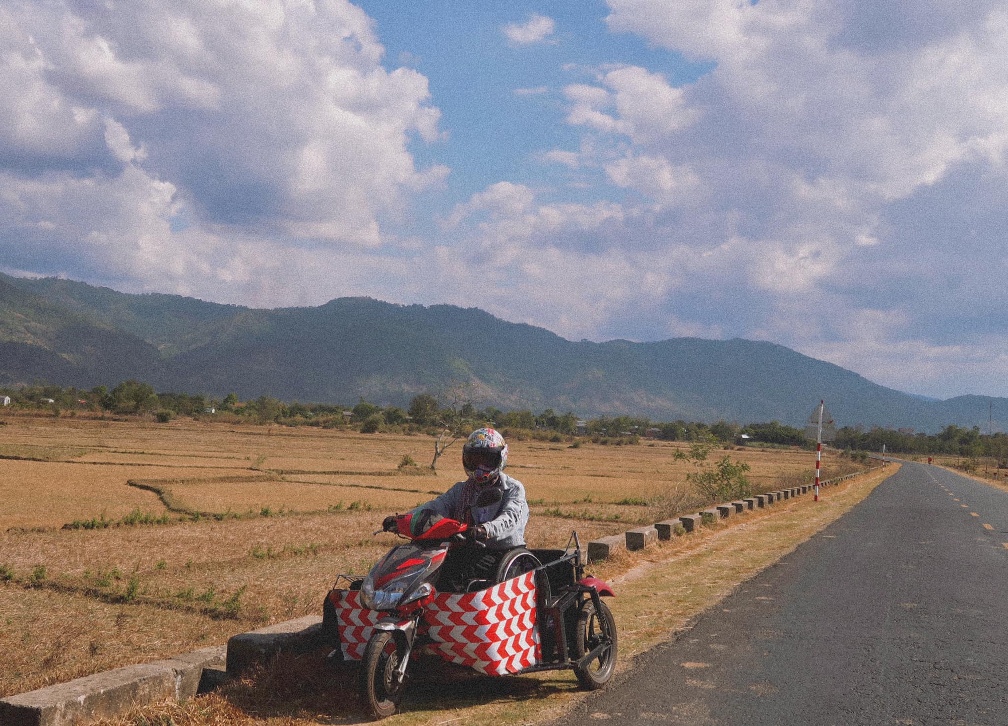 Chàng trai Vĩnh Long phượt xuyên Việt dù phải ngồi xe lăn - Ảnh 3.