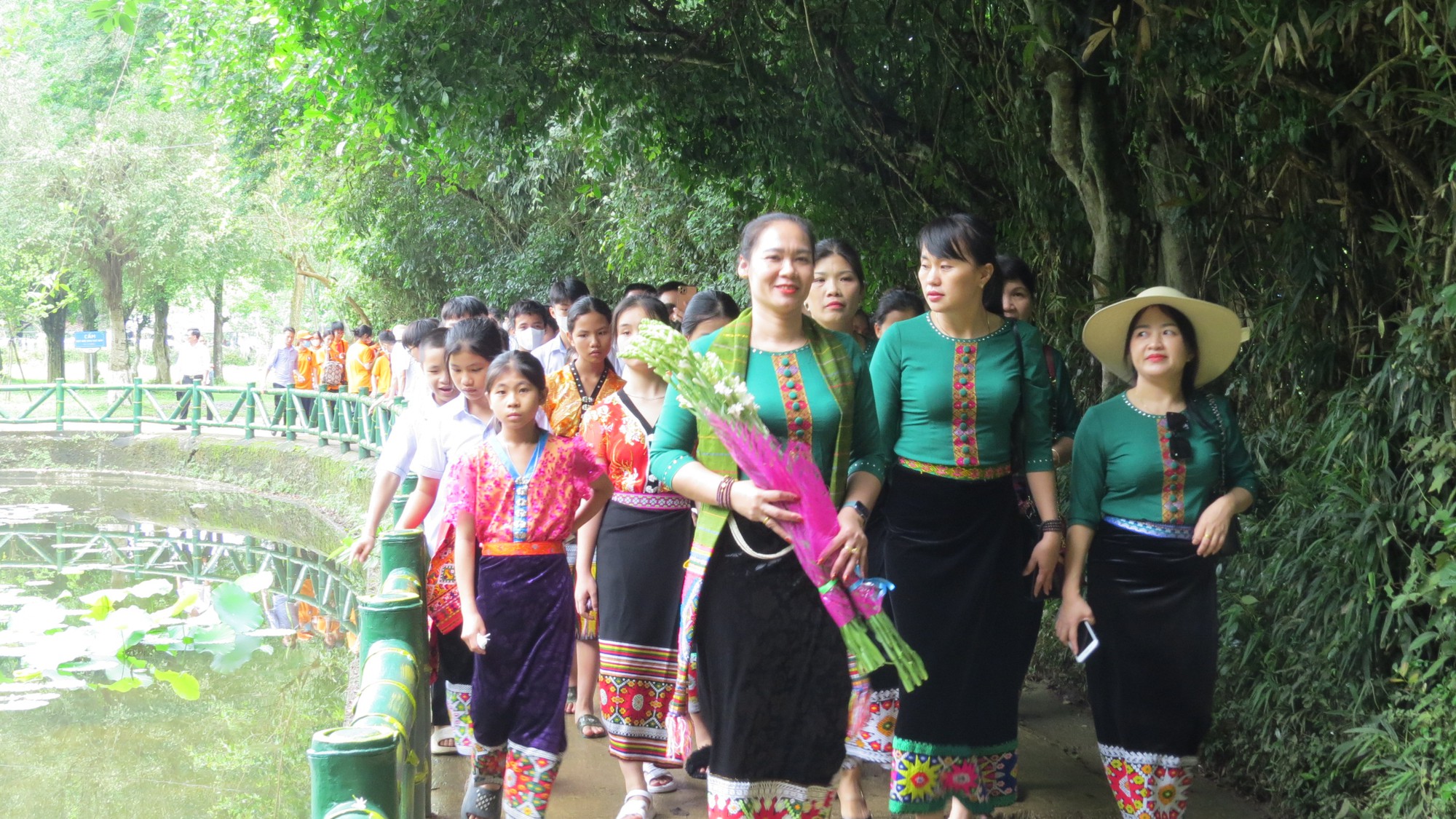 Hàng vạn người dân hướng về quê Bác trong ngày Tết độc lập - Ảnh 4.